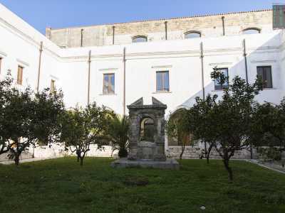...porticati affacciati sul chiostro che scorgiamo al nostro ingresso